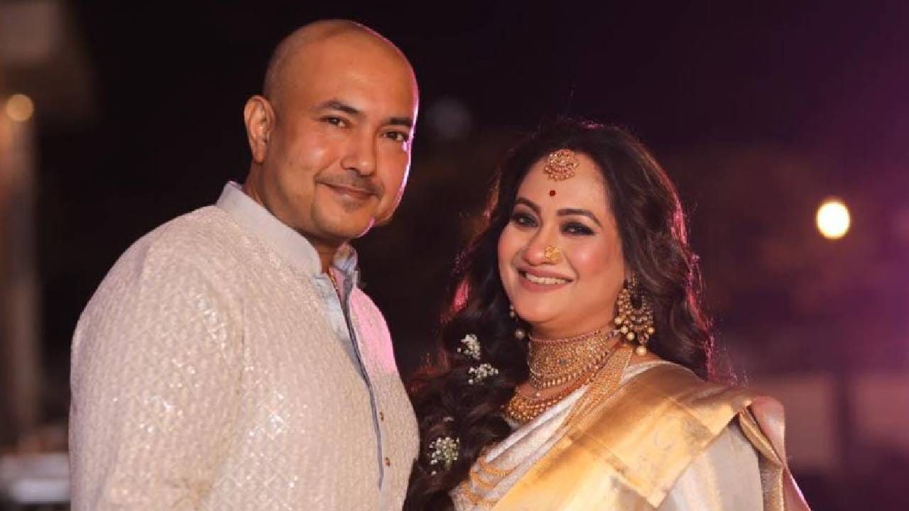 রুদ্রজিত্-মল্লিকা: মেয়ে ১৭ বছরের। তাই মনে মনে কুণ্ঠাবোধ ছিল অভিনেত্রী মল্লিকা বন্দ্যোপাধ্যায়ের। মেয়ের বয়স যখন ৯ বছর তখন প্রথম স্বামীর সঙ্গে বিচ্ছেদ হয়। তার পর আবারও নতুন জীবন শুরু করেছেন তিনি। সামাজিক ভাবে বিয়ে না সারলেও চলতি বছরেই এনগেজমেন্ট এবং আইনি বিয়ে সারেন তাঁরা। আগামী ২৪ জানুয়ারি অনুষ্ঠান করে বিয়ে করবেন তাঁরা।
