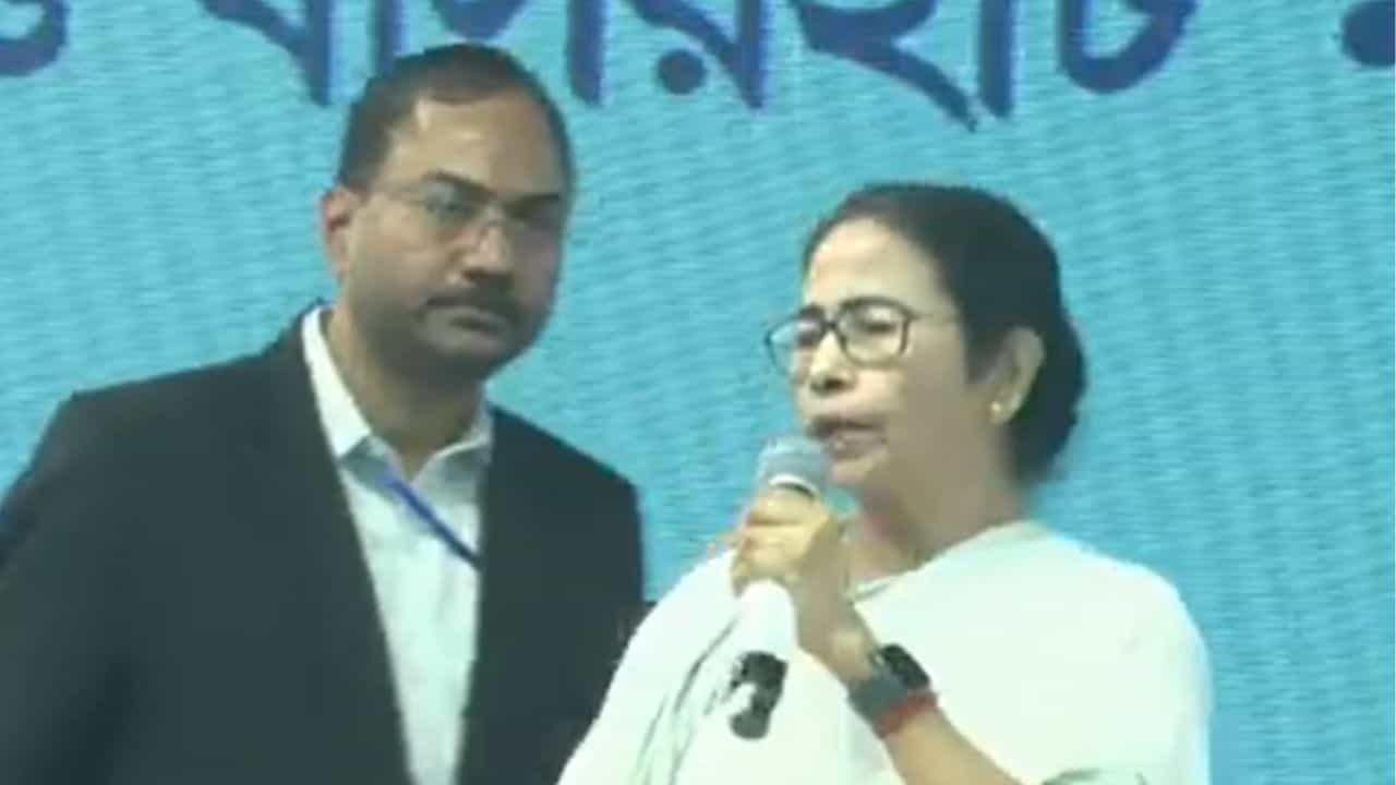 Sandeshkhali: 'দুষ্টু লোকের খপ্পরে পড়বেন না', সন্দেশখালির মহিলাদের সাবধানবাণী মমতার Sandeshkhali: 'দুষ্টু লোকের খপ্পরে পড়বেন না', সন্দেশখালির মহিলাদের সাবধানবাণী মমতার
