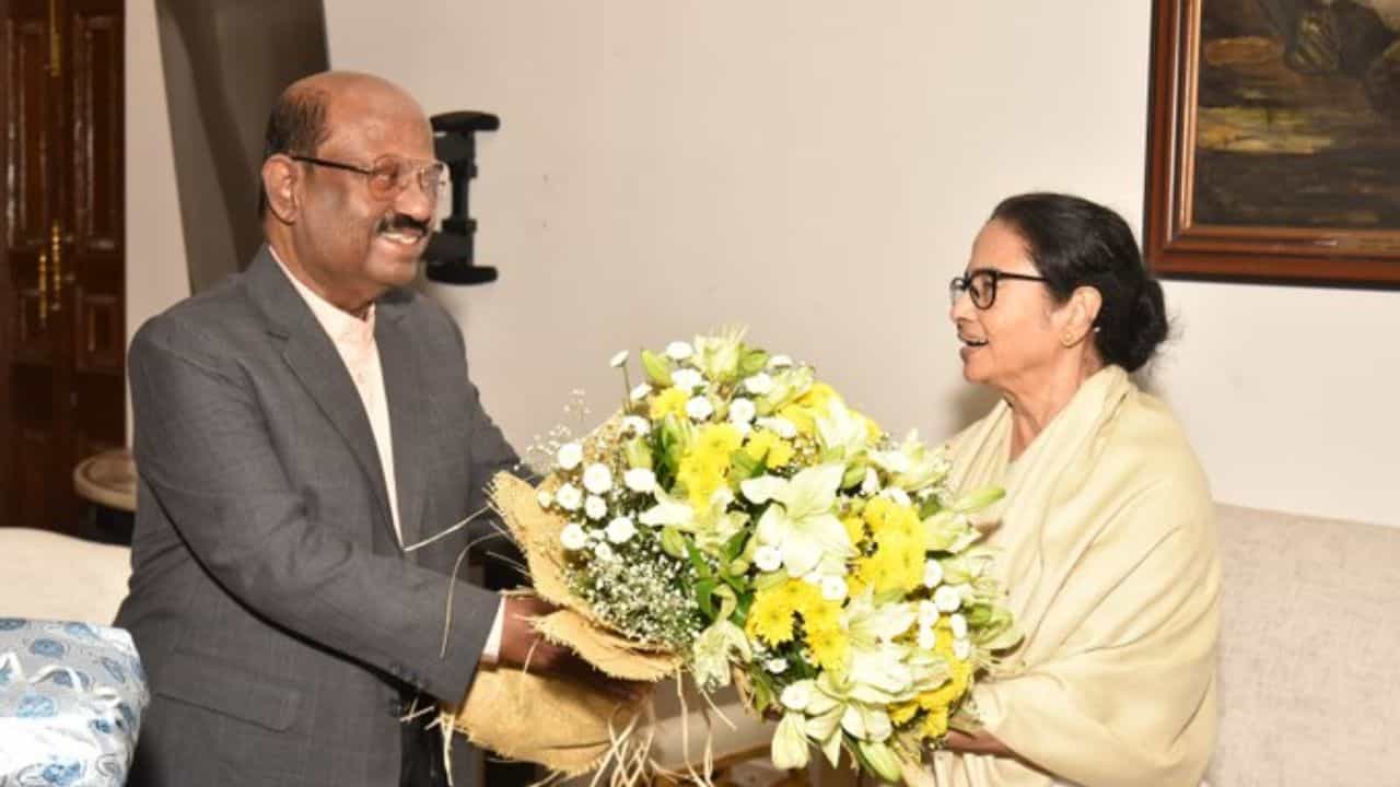 Mamata Banerjee meets CV Ananda Bose: মুখ্যসচিবকে নিয়ে রাজভবনে মুখ্যমন্ত্রী, সাক্ষাৎ শেষে মমতা 'নীরব' থাকলেও বড় বার্তা বোসের Mamata Banerjee meets CV Ananda Bose: মুখ্যসচিবকে নিয়ে রাজভবনে মুখ্যমন্ত্রী, সাক্ষাৎ শেষে মমতা 'নীরব' থাকলেও বড় বার্তা বোসের