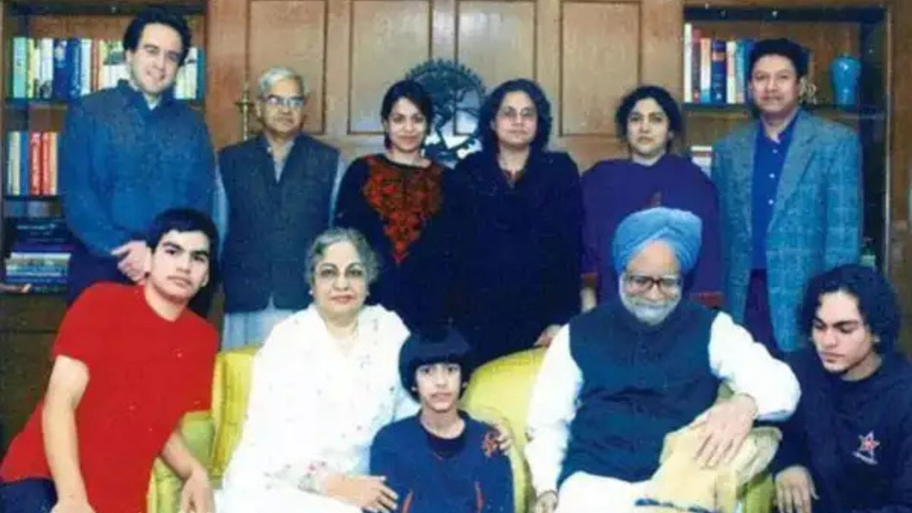 মনমোহনের কনিষ্ঠতম কন্যা অমৃত সিংহ। অমৃত আমেরিকান সিভিল লিবার্টিজ ইউনিয়নের আইনজীবী। উইকিপিডিয়ার তথ্য অনুসারে ছোট কন্যা এখনও অবিবাহিত। প্রসঙ্গত, রাজনীতিতে যোগদানের আগে তিনি ভারত সরকারের প্রধান অর্থনৈতিক উপদেষ্টা হিসাবে কাজ করেছেন। 