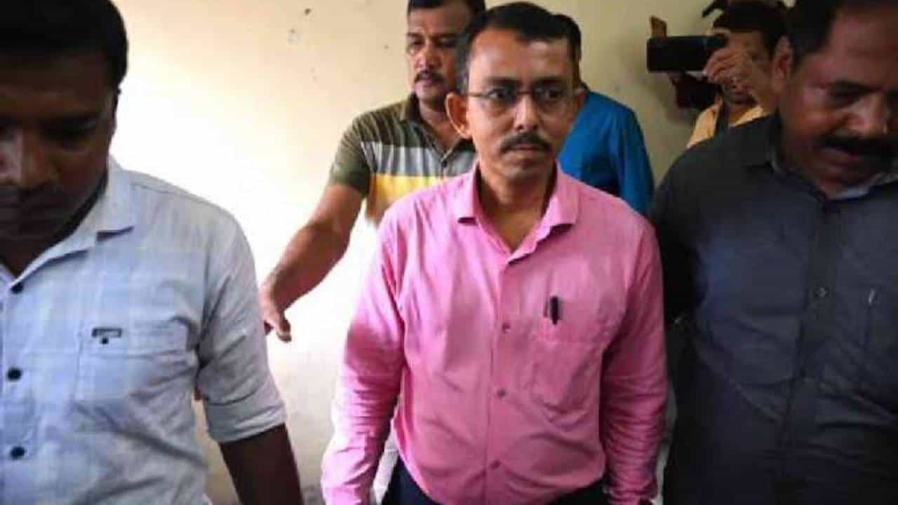 Arnab Dam: অর্ণব বাড়ি ফিরলে এলাকায় সমস্যা হবে না তো? গ্রামে গিয়ে খোঁজ নিয়ে এল পুলিশ Arnab Dam: অর্ণব বাড়ি ফিরলে এলাকায় সমস্যা হবে না তো? গ্রামে গিয়ে খোঁজ নিয়ে এল পুলিশ