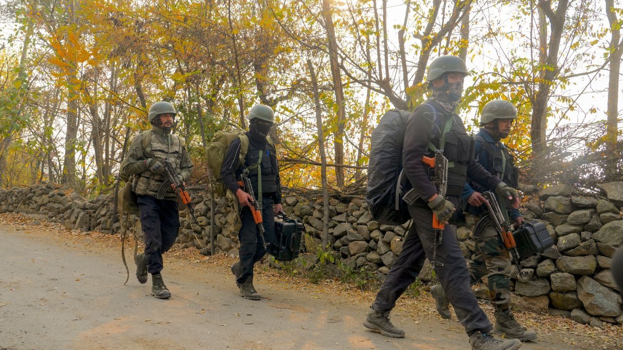 7 Maoists Death: রবিবার সকালে বনে যেতেই ধুন্ধুমার! পর পর চলল গুলি, নিহত ৭ মাওবাদী