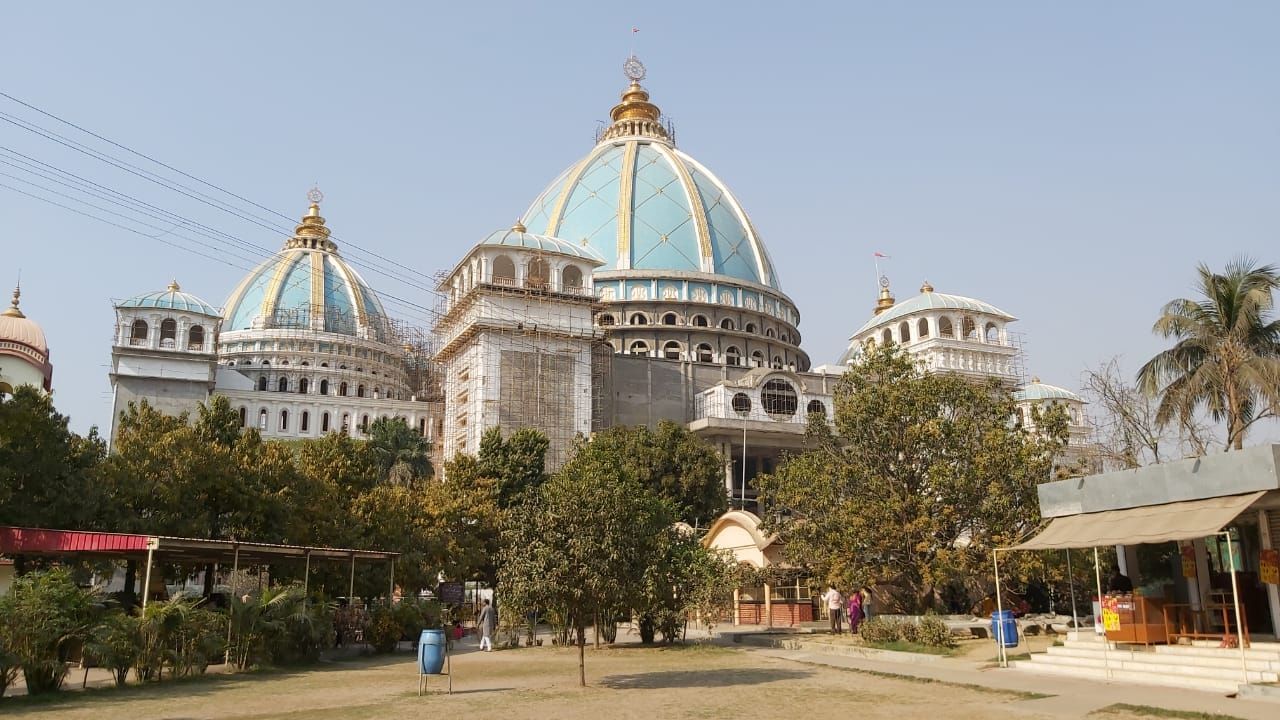 মায়াপুর - কলকাতার খুব কাছেই এই জায়গা। এটি ধর্মীয় স্থান। কিন্তু আশপাশে পিকনিক করার মতো প্রচুর জায়গায় রয়েছে। শিয়ালদহ থেকে কৃষ্ণনগর ট্রেনে যেতে পারেন। সেখান থেকে টোটোতে করে হুলোর ঘাট। লঞ্চে করে নৌকো পেরিয়ে পৌঁছে যাবেন মায়াপুরে।

