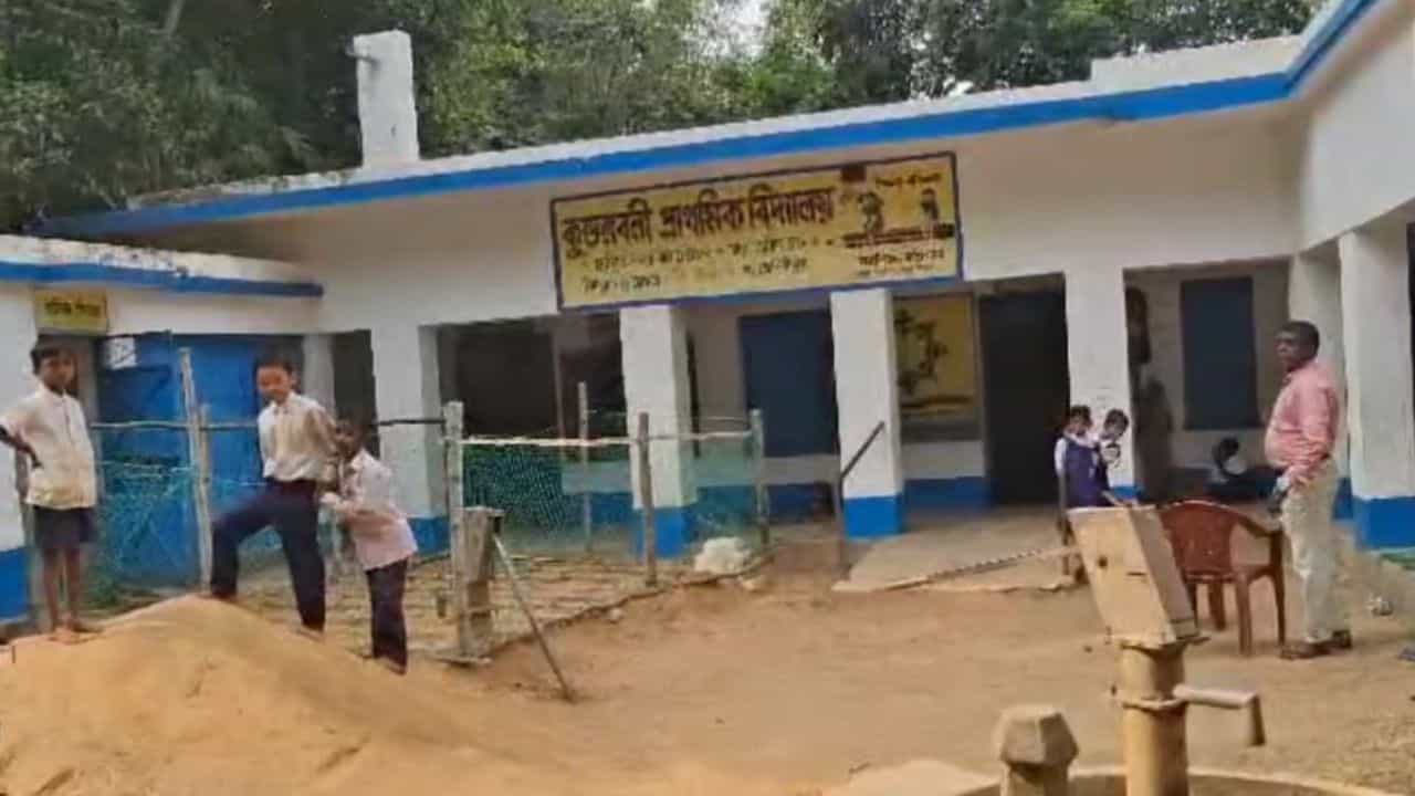 Medinipur: যেখানে পানীয় জলের অফিস, সেই গ্রামেরই মানুষ পান না পানীয় জল Medinipur: যেখানে পানীয় জলের অফিস, সেই গ্রামেরই মানুষ পান না পানীয় জল