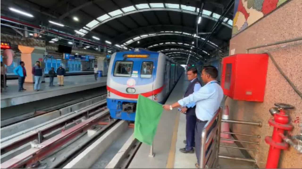 Kolkata Metro: জোকা-এসপ্ল্যানেড মেট্রো চালু হওয়ার আগেই জোড়া উপহার! বিরাট সুবিধা হবে যাত্রীদের Kolkata Metro: জোকা-এসপ্ল্যানেড মেট্রো চালু হওয়ার আগেই জোড়া উপহার! বিরাট সুবিধা হবে যাত্রীদের