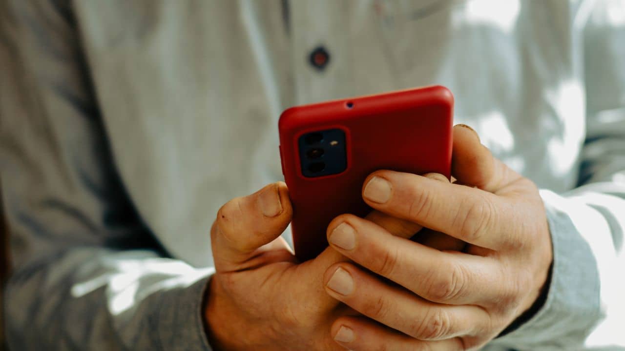 জানেন কে প্রথম SMS করেছিলেন? কী ছিল সেই SMS