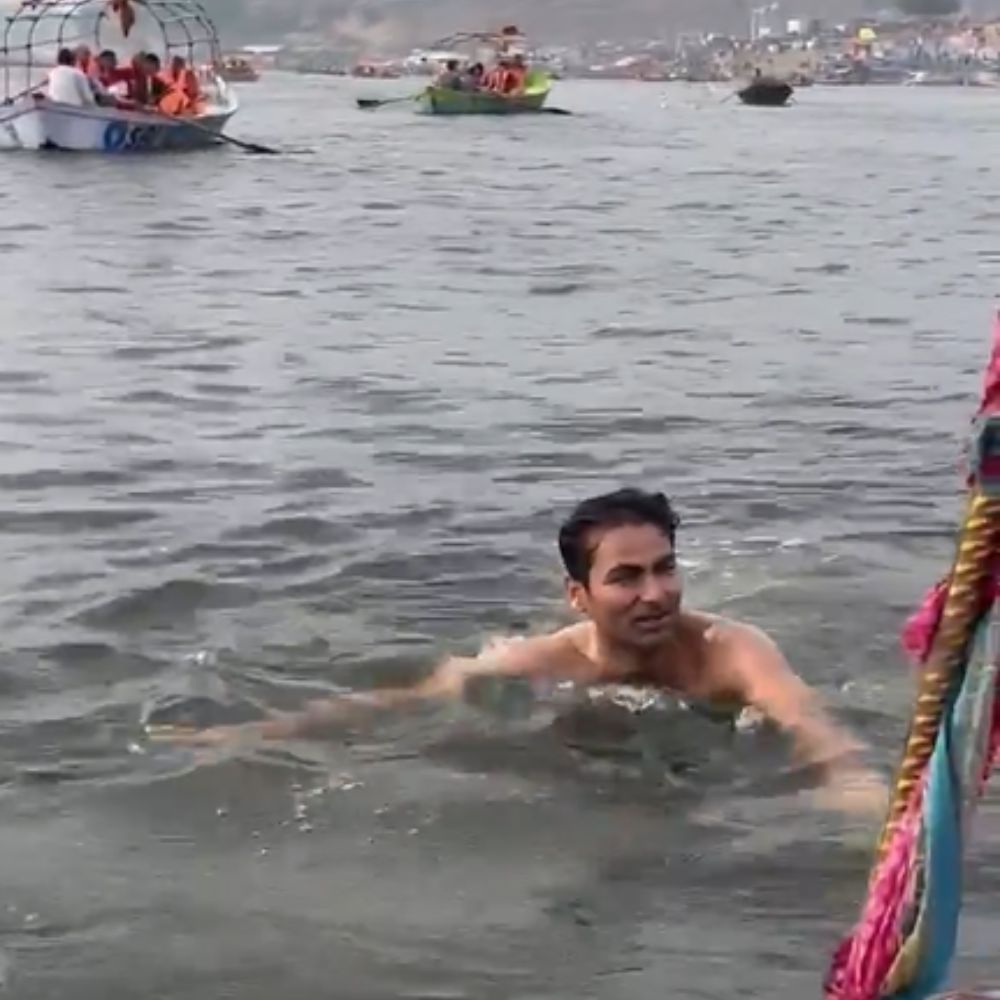 Mohammad Kaif Who led India to Win NatWest Trophy in England Jumps into The Yamuna River and Shares feelings See Photos (5)