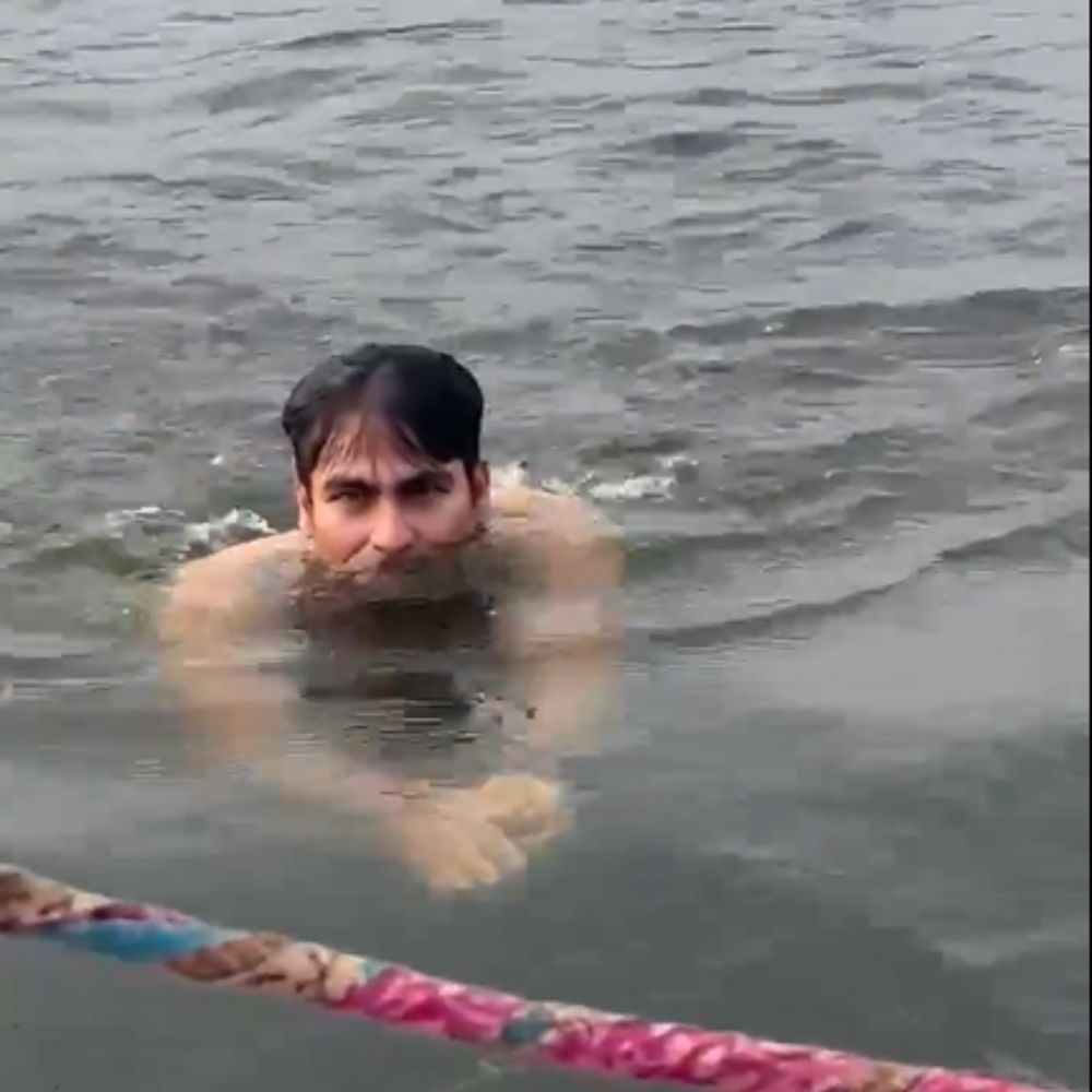 Mohammad Kaif Who led India to Win NatWest Trophy in England Jumps into The Yamuna River and Shares feelings See Photos (8)