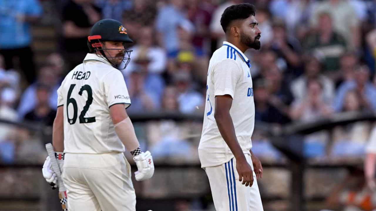 IND vs AUS: হেডের সঙ্গে মাঠেই ঝামেলা, বড় শাস্তি পেলেন ভারতীয় পেসার সিরাজ IND vs AUS: হেডের সঙ্গে মাঠেই ঝামেলা, বড় শাস্তি পেলেন ভারতীয় পেসার সিরাজ