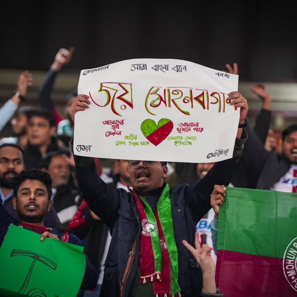 নতুন বছরের দ্বিতীয় দিনই মোহনবাগানের খেলা। তা অনেকেই মিস করতে চান না। যে কারণে আগে ভাগেই ফ্রি টিকিট নিতে অনেক সমর্থক জড়ো হয়েছিলেন। 
