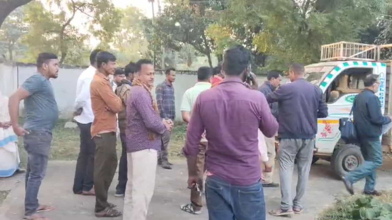 Murshidabad: ভেজা শরীর, গায়ে লেপ্টে রয়েছে শাড়ি, এক বছর আগে বিয়ে হওয়া পাড়ার বৌকে এই হালে দেখবেন কল্পনাও করেননি প্রতিবেশী Murshidabad: ভেজা শরীর, গায়ে লেপ্টে রয়েছে শাড়ি, এক বছর আগে বিয়ে হওয়া পাড়ার বৌকে এই হালে দেখবেন কল্পনাও করেননি প্রতিবেশী