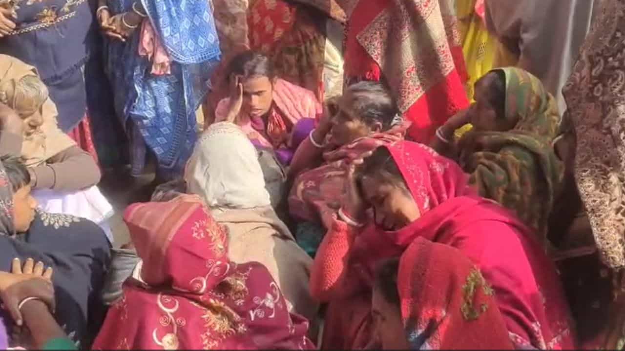 Murshidabad: সারাদিন পরিশ্রমের পর ঢালাই দেখতে ছাদে উঠেছিলেন, সব শেষ... Murshidabad: সারাদিন পরিশ্রমের পর ঢালাই দেখতে ছাদে উঠেছিলেন, সব শেষ...