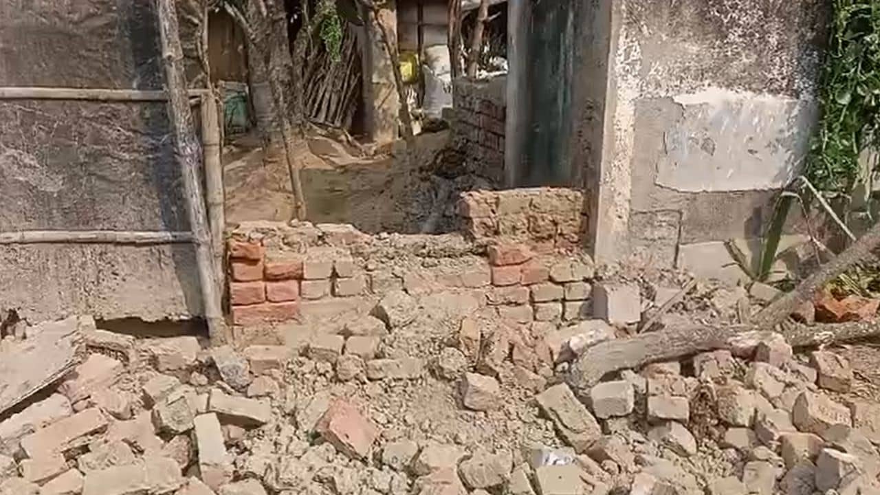 Murshidabad: মাটির দেওয়াল চাপা পড়ে মৃত্যু চার বছরের শিশুর, ক্ষোভ