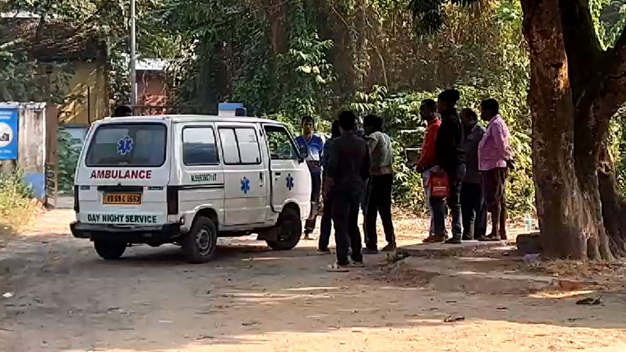 North Dinajpur: তুলে দিয়েছিল পুলিশ, আসার কথা ছিল মর্গে, কিন্তু রাস্তা থেকেই মৃতদেহ নিয়ে উধাও হয়ে গেল শববাহী গাড়ি