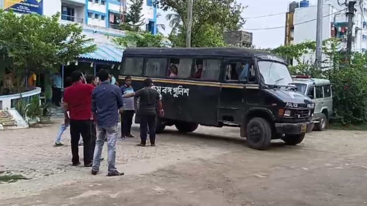 Nadia: চিপসের লোভ দেখিয়ে ৮ বছরের মেয়েকে 'ধর্ষণ', গ্রেফতার TMC নেতা Nadia: চিপসের লোভ দেখিয়ে ৮ বছরের মেয়েকে 'ধর্ষণ', গ্রেফতার TMC নেতা