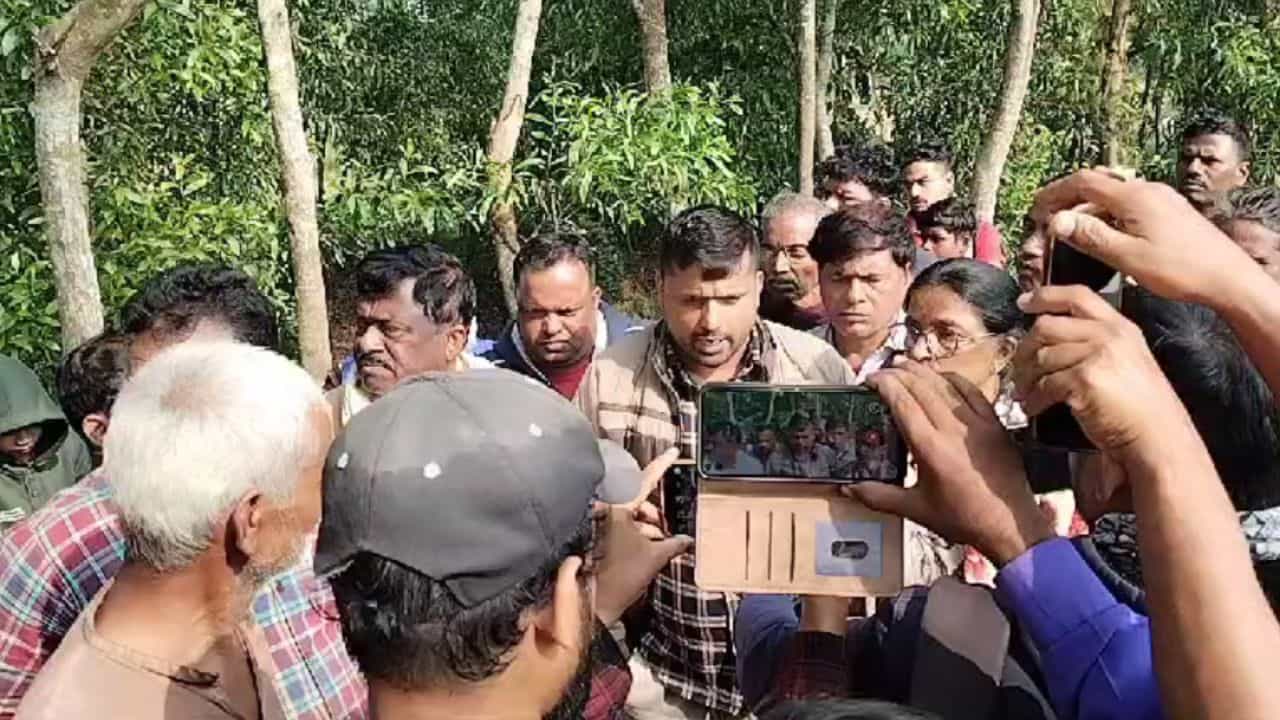 TMC Leader death: নন্দীগ্রামে দোকানের সামনেই TMC কর্মীকে পিটিয়ে মারা হল, কাঠগড়ায় BJP TMC Leader death: নন্দীগ্রামে দোকানের সামনেই TMC কর্মীকে পিটিয়ে মারা হল, কাঠগড়ায় BJP