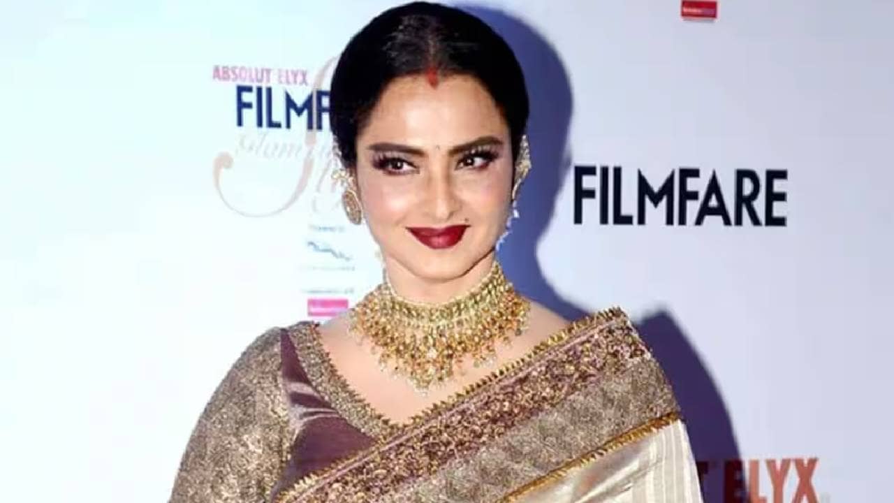 কোন নায়কের নামে এখনও সিঁথিতে সিঁদুর দেন রেখা?