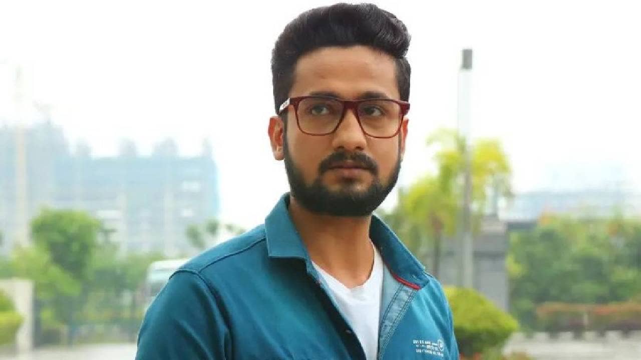 মা-বাবার ডিভোর্স,পাড়ার মোড়ে সবজি বিক্রি করতেন নায়ক! আনন্দীর নায়কের জীবন যেন ছবির চিত্রনাট্য