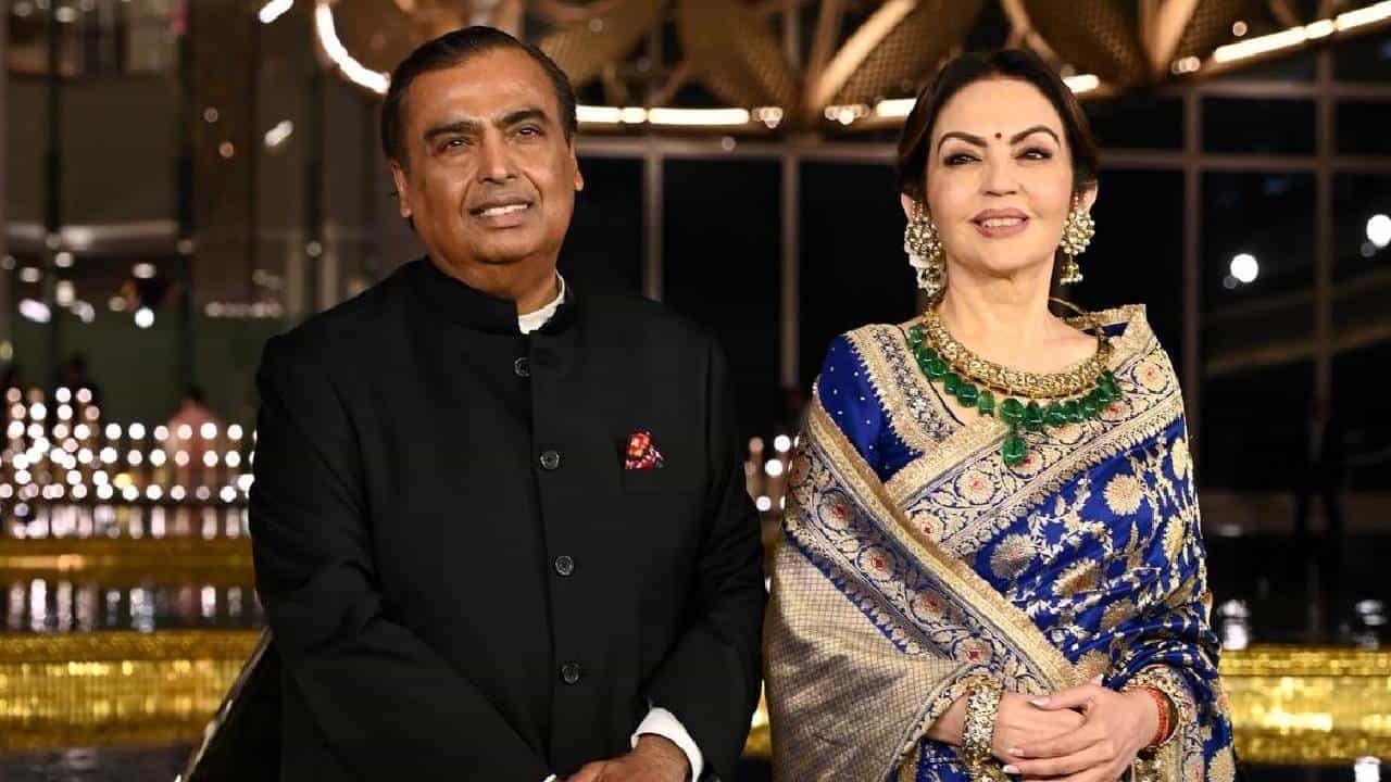 মধ্যবিত্ত পরিবারের মেয়ে থেকে বিশ্বের সবচেয়ে ধনীর তালিকায়, কীভাবে বিয়ে হয় নীতা-মুকেশের? মধ্যবিত্ত পরিবারের মেয়ে থেকে বিশ্বের সবচেয়ে ধনীর তালিকায়, কীভাবে বিয়ে হয় নীতা-মুকেশের?