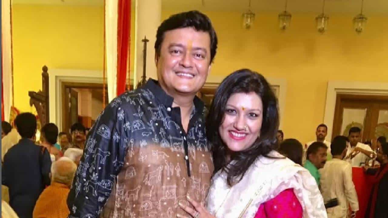 ৫৪-এ পা শাশ্বতর, স্ত্রী মহুয়া আদুরে পোস্ট করে লিখলেন... ৫৪-এ পা শাশ্বতর, স্ত্রী মহুয়া আদুরে পোস্ট করে লিখলেন...