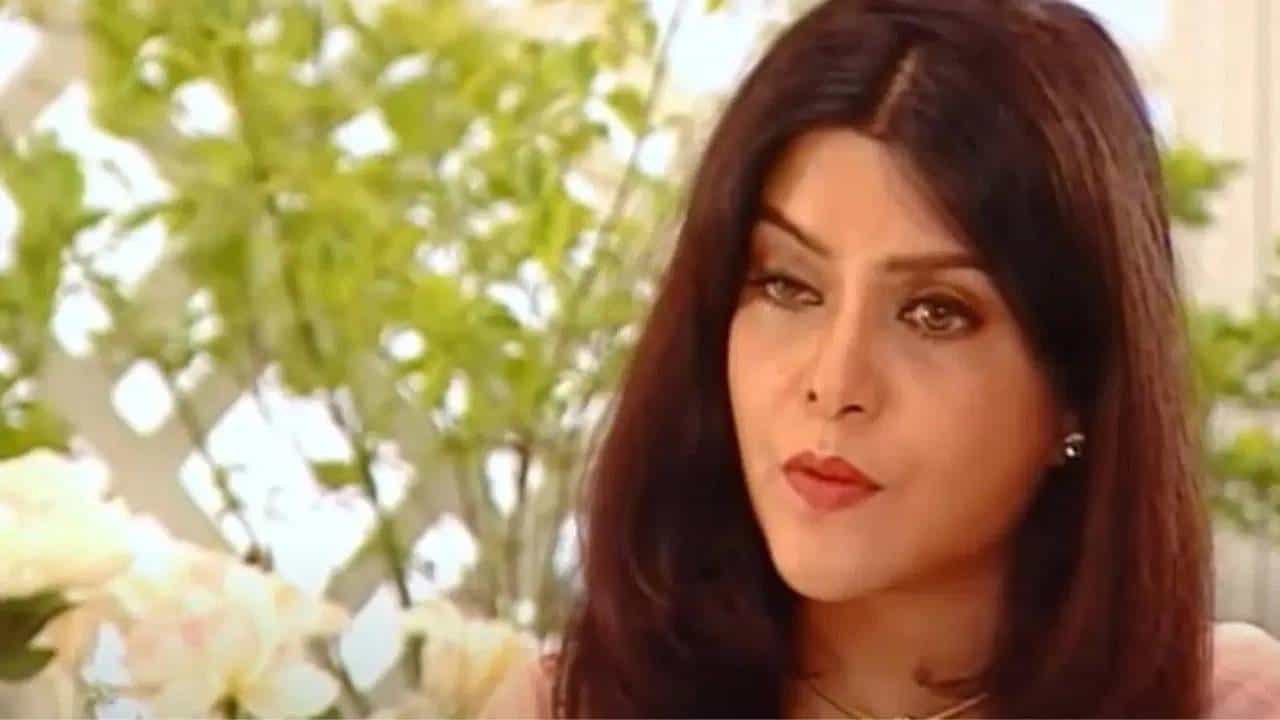 ঝুলে যাচ্ছিল...কী কারণে ৪০ বছর ধরে 'গসিপ' হয় জিনাত আমনকে নিয়ে? ঝুলে যাচ্ছিল...কী কারণে ৪০ বছর ধরে 'গসিপ' হয় জিনাত আমনকে নিয়ে?