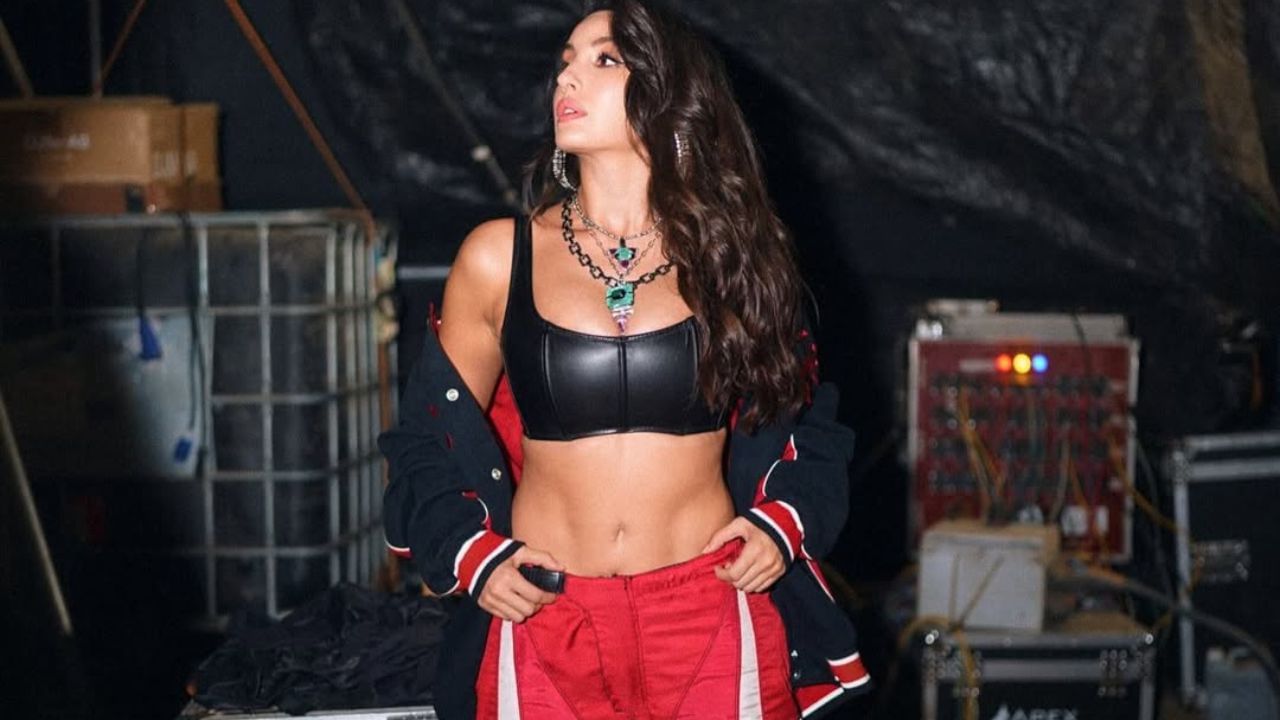 লাল-কালো রঙের কম্বিনেশন। অ্যাথলিটদের মতো পোশাক। তাতেই ঝড় তুললেন নোরা ফতেহি। শুধু যে কনসার্টে তাই নয়, সোশ্যাল মিডিয়াতেও জোর আলোচনা। ছবি: Instagram