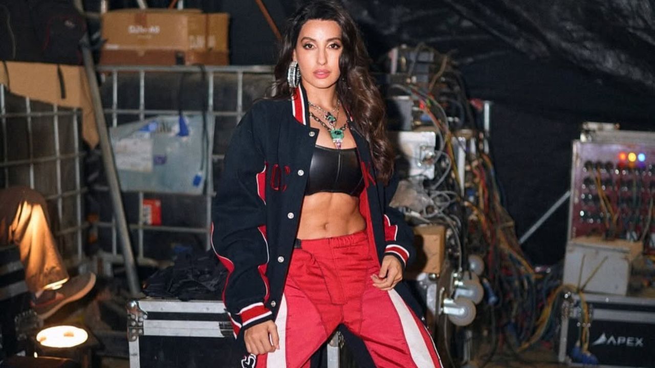 দেখে মনে হতেই পারে, যেন ওয়াক-এ বেরিয়েছেন! সেটাই তাঁর স্টাইল স্টেটমেন্ট বানিয়েছেন কিছুক্ষণের জন্য। তবে দেখতে কিন্তু মন্দ লাগছে না। ছবি: Instagram