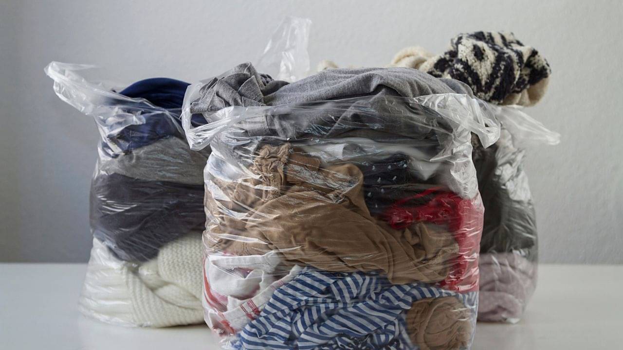 Astrological Tips: পুরনো জামাকাপড় যত্রতত্র ফেলে দেন বা দান করে দেন? কী মারাত্মক ভুল করছেন জানেন?