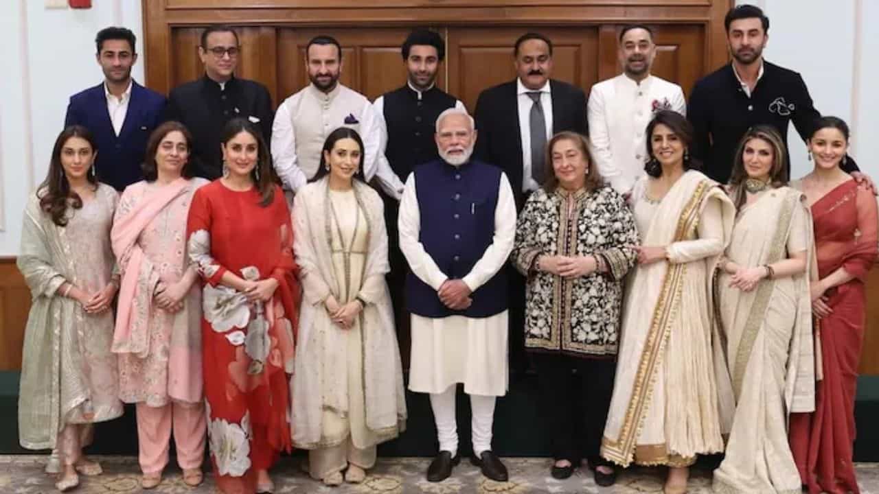 PM Narendra Modi met Kapoor family: 'ভোটে হারার পর রাজ কাপুরের সিনেমা দেখতে গিয়েছিলেন অটলজি, আদবাণীজি', কাপুর পরিবারের সঙ্গে স্মৃতিচারণায় মোদী PM Narendra Modi met Kapoor family: 'ভোটে হারার পর রাজ কাপুরের সিনেমা দেখতে গিয়েছিলেন অটলজি, আদবাণীজি', কাপুর পরিবারের সঙ্গে স্মৃতিচারণায় মোদী
