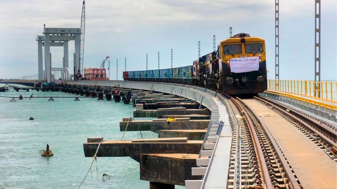 Pamban Bridge: ব্রিজ দিয়ে ছুটবে ট্রেন, জাহাজ এলেই খুলে দু'ভাগ হয়ে যাবে সেতু! দেশেই এই আশ্চর্য সেতুর ঠিকানা জানেন?