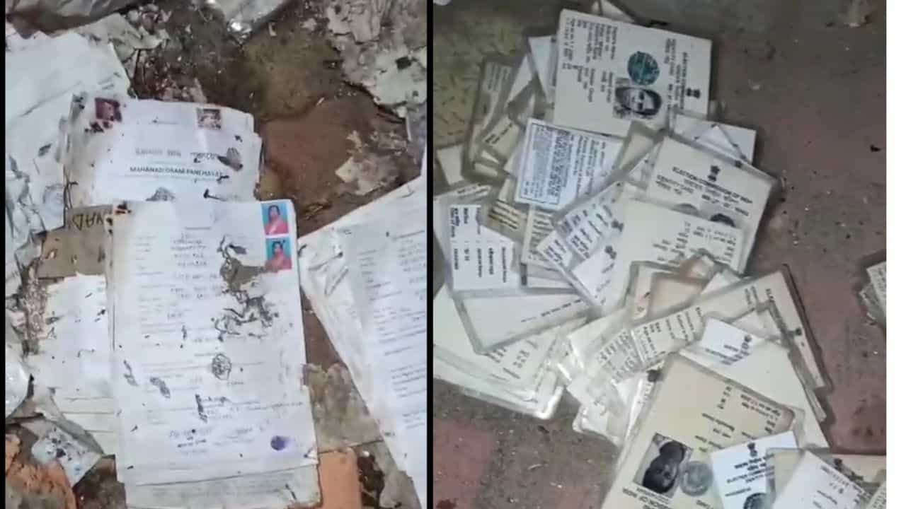 Hooghly: বিডিও অফিস থেকে ব্যালট পেপার-ভোটার কার্ড পাচারের চেষ্টার অভিযোগ, আটকাল বিজেপি Hooghly: বিডিও অফিস থেকে ব্যালট পেপার-ভোটার কার্ড পাচারের চেষ্টার অভিযোগ, আটকাল বিজেপি