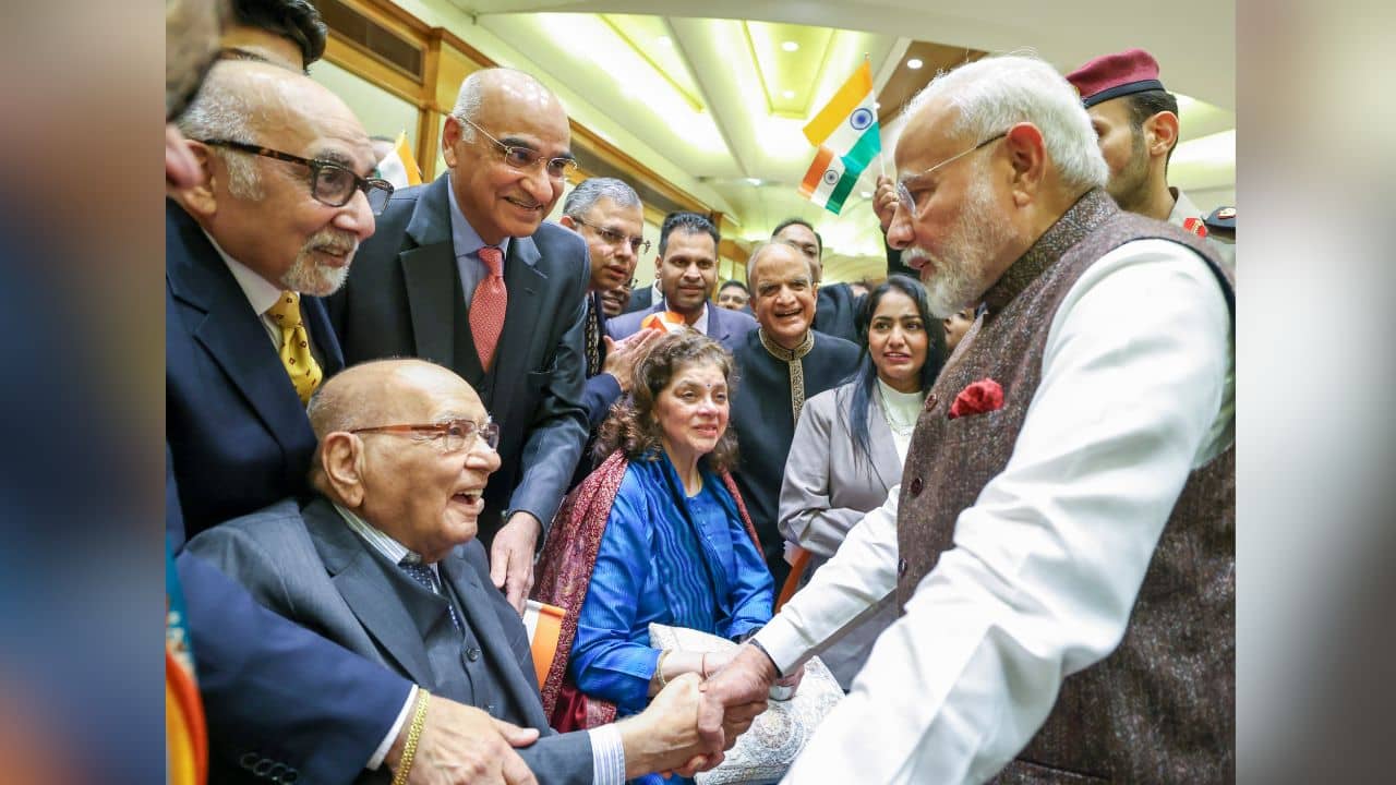 PM Narendra Modi: কথা রাখলেন প্রধানমন্ত্রী, নমোকে কাছে পেয়ে আবেগে ভাসলেন ১০১ বছরের প্রাক্তন আমলা