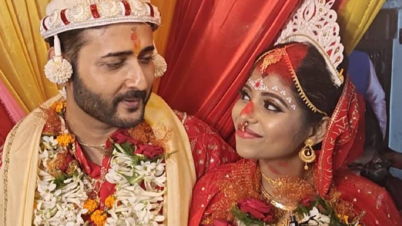 আদিত্য-পূর্বাশা: তাঁদেরও ৯ বছরের প্রেম। কিন্তু ইন্ডাস্ট্রির অন্দরে কেউই ঘুণাক্ষরে টের পাননি তাঁদের মনের কথা। এই নভেম্বরেই পূর্ণতা পেয়েছে তাঁদের এত দিনের ভালবাসা। ধুমধাম করে বিয়ে করেছেন তাঁরা।