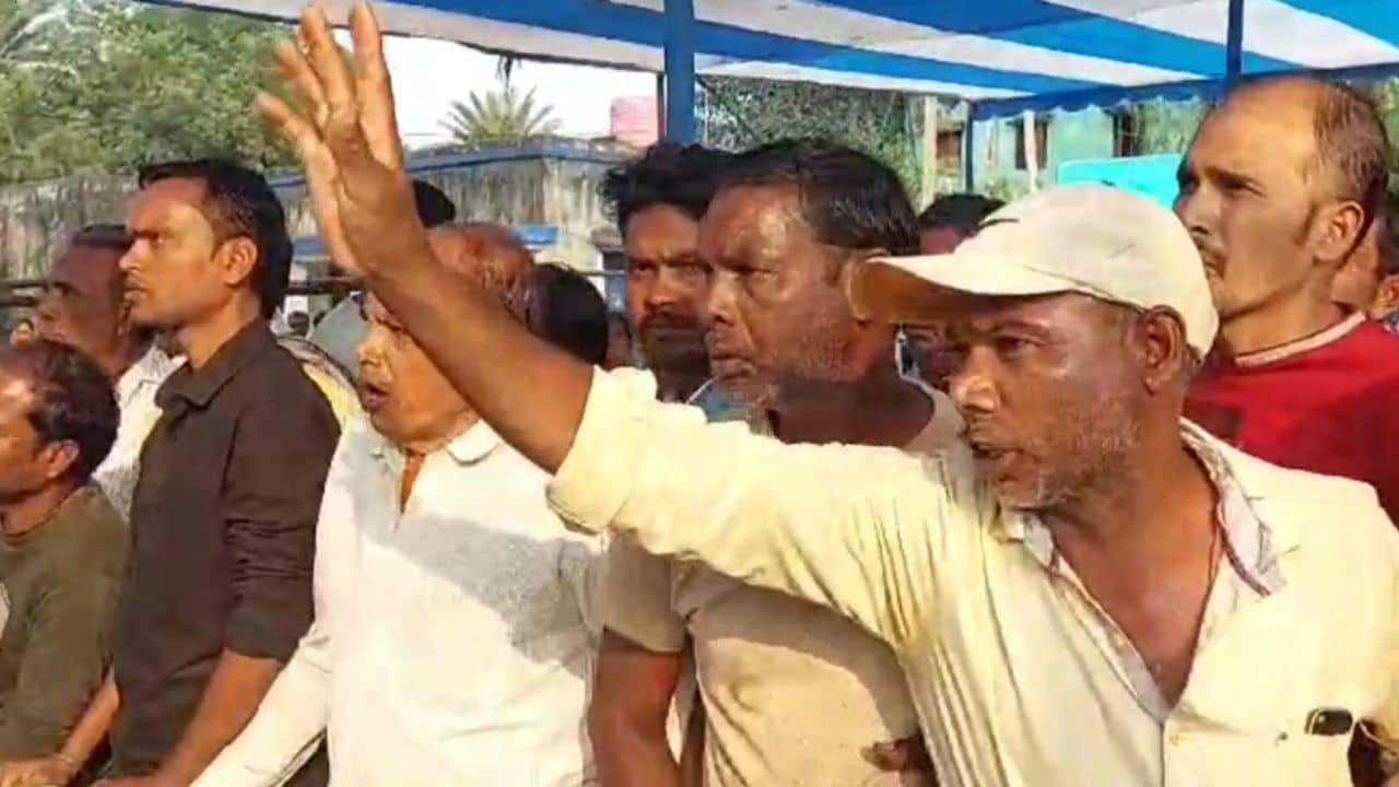Purulia: আবাস-গোল! গ্রামসভা চলাকালীনই ক্ষোভের মুখে পঞ্চায়েত প্রধান থেকে সরকারি আধিকারিকরা