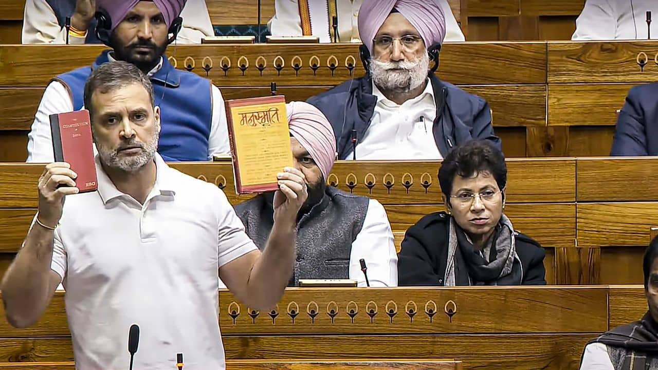 Rahul Gandhi: ভারতীয় সংবিধানে ভারতীয় বলে কিছু নেই, সাভারকরের উক্তি তুলেই বিজেপিকে খোঁচা রাহুলের