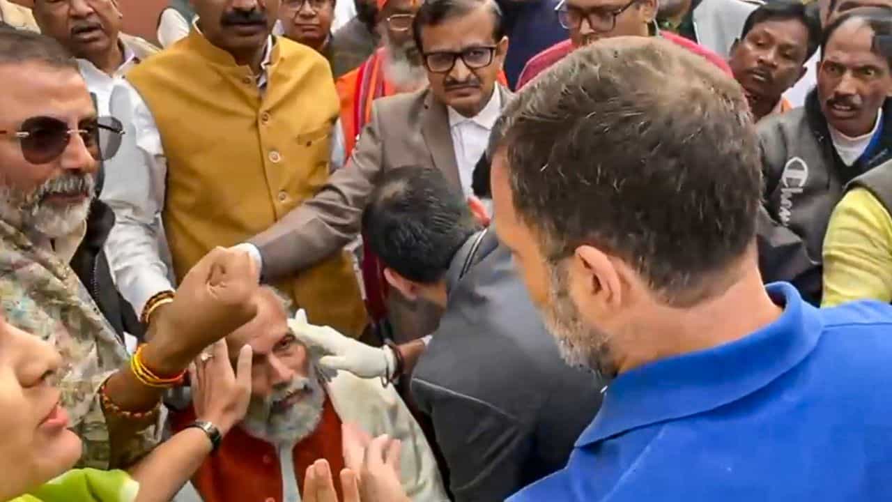 Rahul Gandhi: 'আড়াই প্যাঁচে' রাহুল, সংসদে ধস্তাধস্তি-কাণ্ডে ক্রাইম সিনের পুনর্নিমাণ করবে তদন্তকারীরা Rahul Gandhi: 'আড়াই প্যাঁচে' রাহুল, সংসদে ধস্তাধস্তি-কাণ্ডে ক্রাইম সিনের পুনর্নিমাণ করবে তদন্তকারীরা