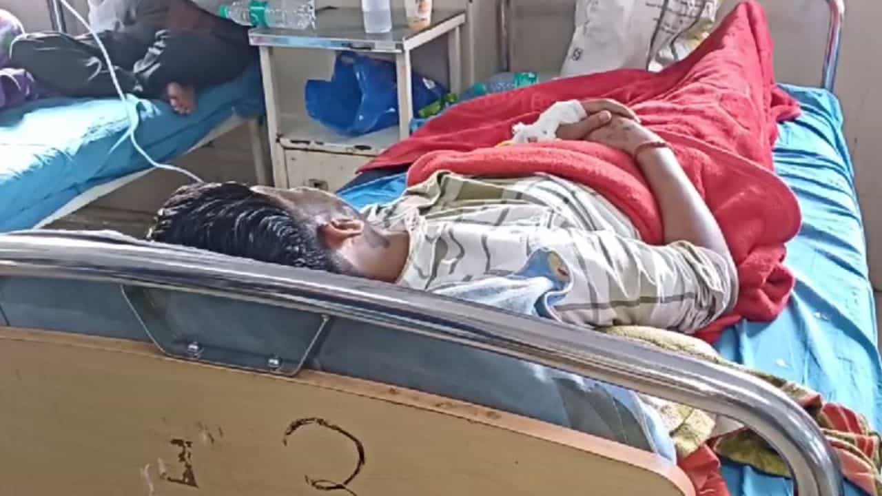 Raiganj: ছাড় পেলেন না ছেলেটাও, রাতের বেলায় ভয়ঙ্কর কাণ্ড Raiganj: ছাড় পেলেন না ছেলেটাও, রাতের বেলায় ভয়ঙ্কর কাণ্ড
