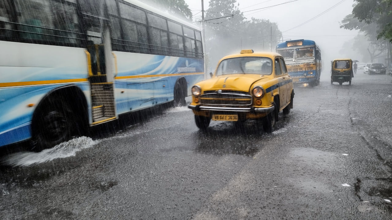 Rain Forecast: আবার কাঁদছে আকাশ, শনিবার থেকেই ফের বৃষ্টির পূর্বাভাস দক্ষিণবঙ্গে, ভিজতে পারে কোন কোন জেলা