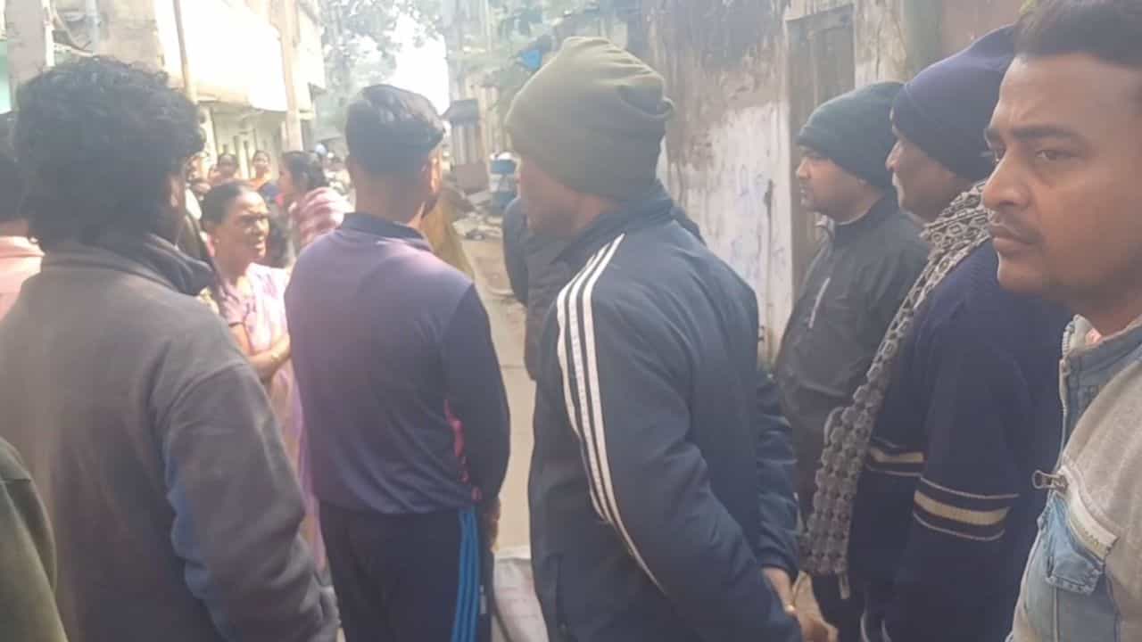 Ration Scam: স্লিপ দিয়েও মিলছে না রেশন, বিক্ষোভ দেখালেন গ্রামবাসী Ration Scam: স্লিপ দিয়েও মিলছে না রেশন, বিক্ষোভ দেখালেন গ্রামবাসী