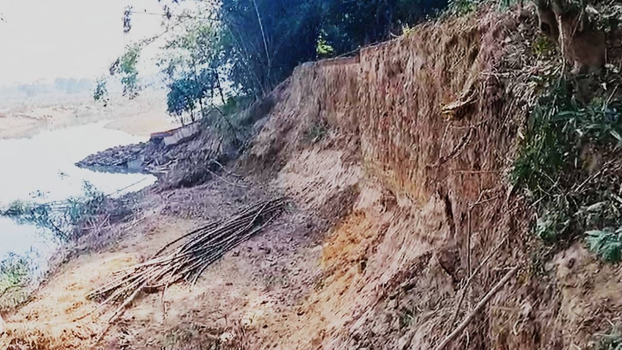 Bankura: এগিয়ে আসছে নদী, সিমলাপালে তলিয়ে যাওয়ার পথে গ্রামের পর গ্রাম, বিজেপি বলছে তৃণমূলের ‘দোষ’