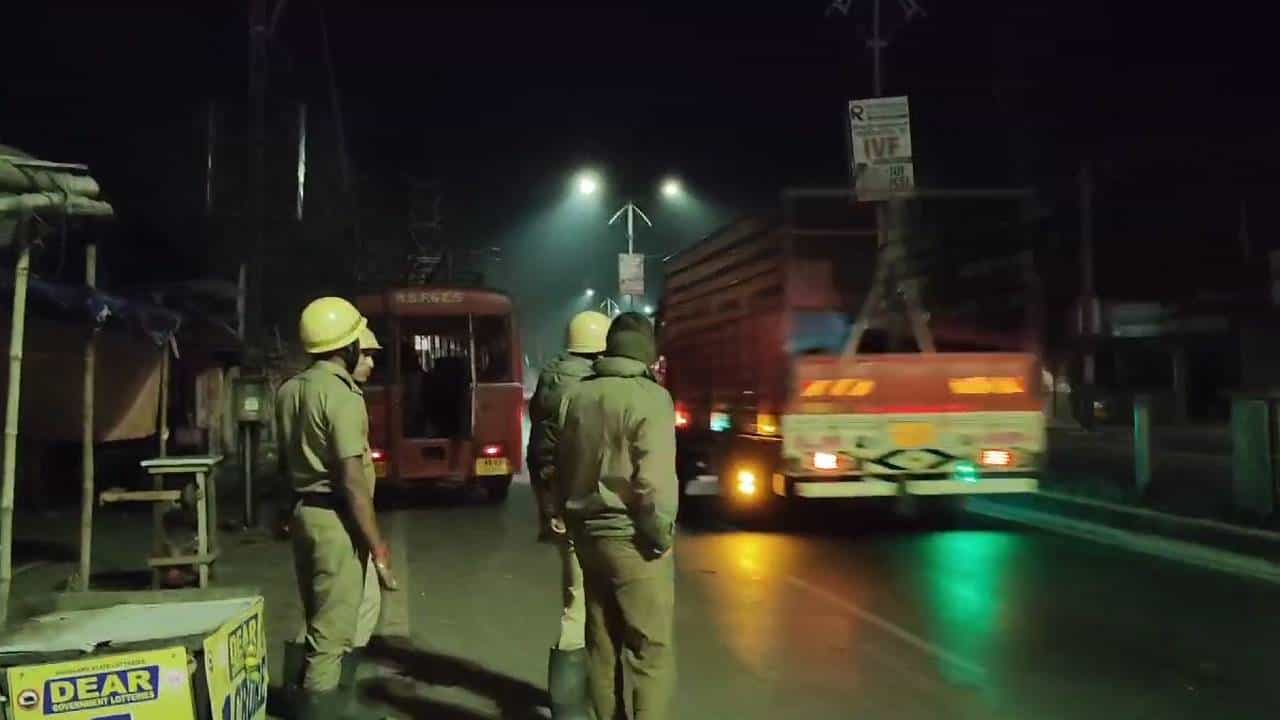 Road Accident: বাইকে ধাক্কা মেরে ফুটপাতে থাকা শ্রমিকদের পিষে দিল লরি, মধ্যরাতে ভয়ঙ্কর ঘটনা ধূপগুড়িতে Road Accident: বাইকে ধাক্কা মেরে ফুটপাতে থাকা শ্রমিকদের পিষে দিল লরি, মধ্যরাতে ভয়ঙ্কর ঘটনা ধূপগুড়িতে