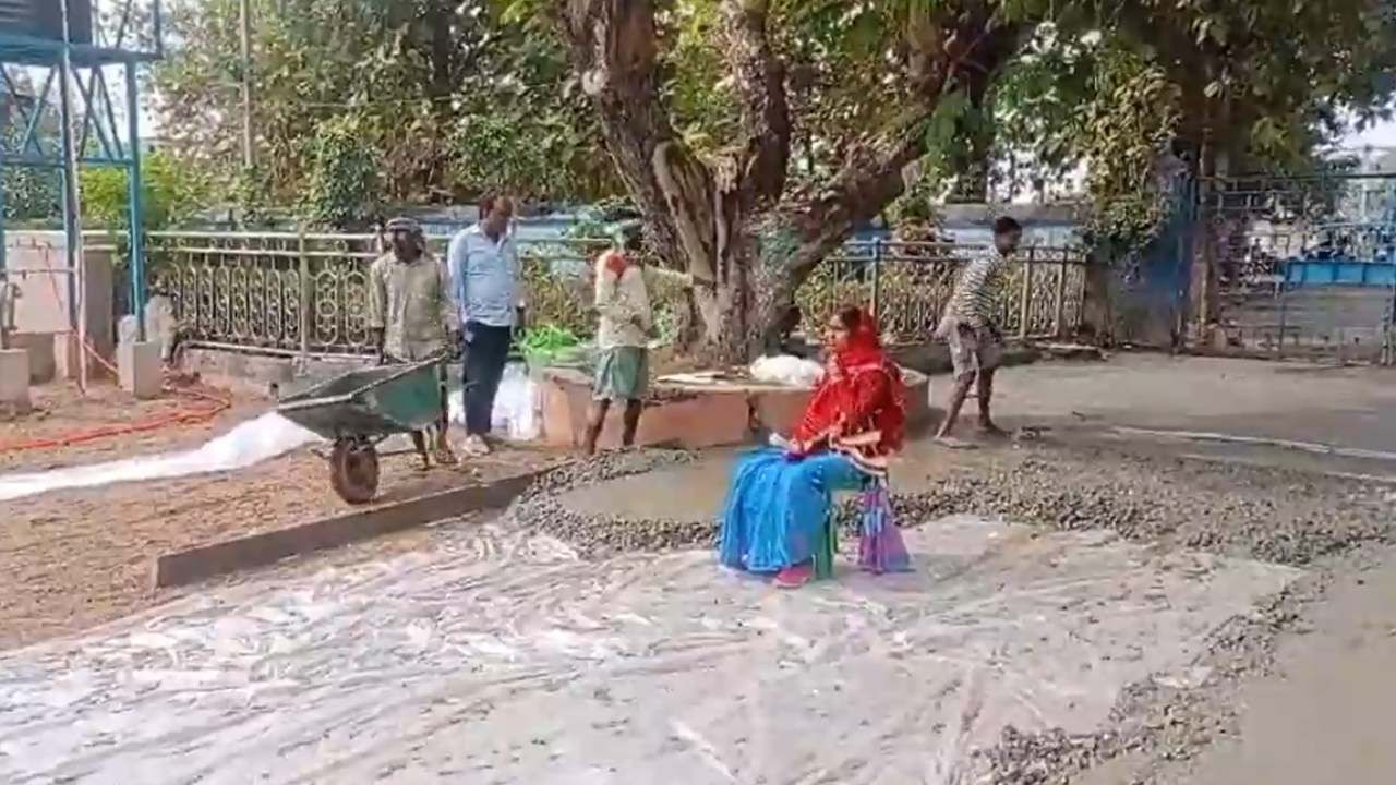 Bankura: সরকারি নির্দেশ না মেনে নিম্নমানের সামগ্রী দিয়ে তৈরি হচ্ছে রাস্তা, প্রতিবাদে চেয়ার নিয়ে রাস্তায় বসে পড়লেন সভাপতি