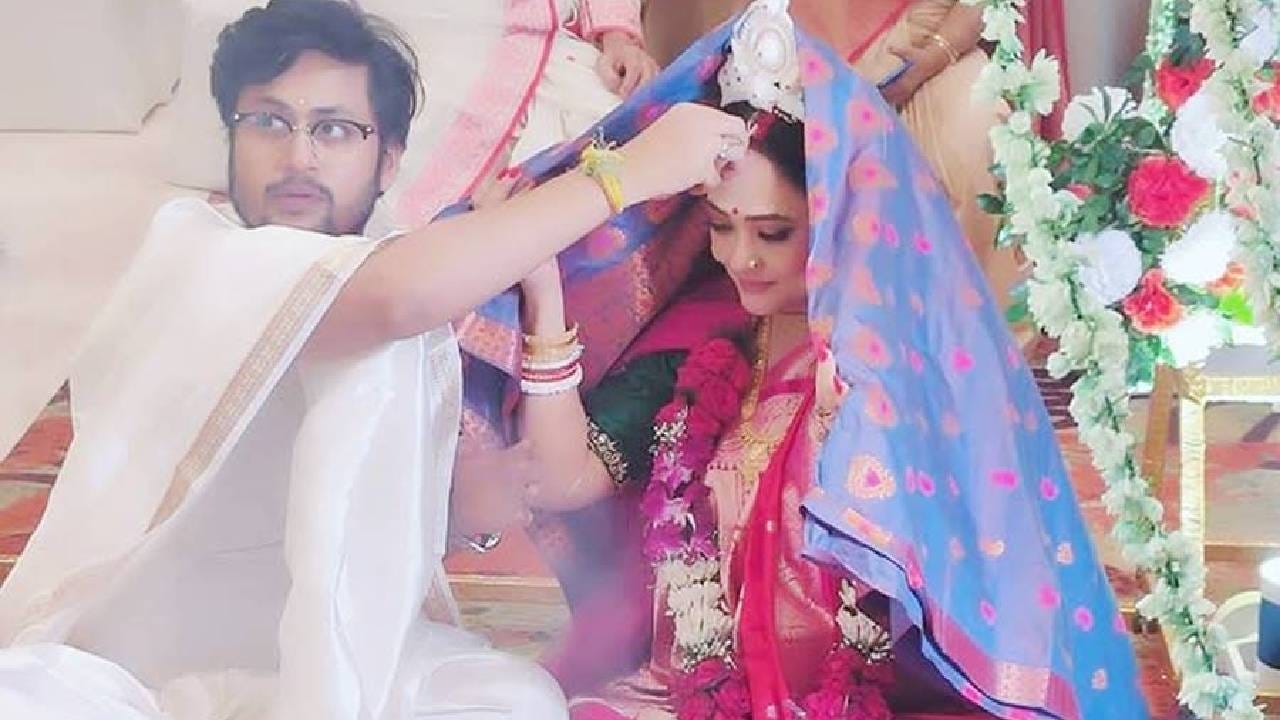 রাতুল-রূপাঞ্জনা: অভিনেত্রী রূপাঞ্জনা মিত্র এবং রাতুল মুখোপাধ্যায় বিয়ে করেন এপ্রিল মাসে। দীর্ঘ দিন বন্ধুত্বের পর বিয়ের সিদ্ধান্ত নেন তাঁরা। গত ১৯ এপ্রিল ধুমধাম করে বিয়ে সারেন রূপাঞ্জনা এবং রাতুল।