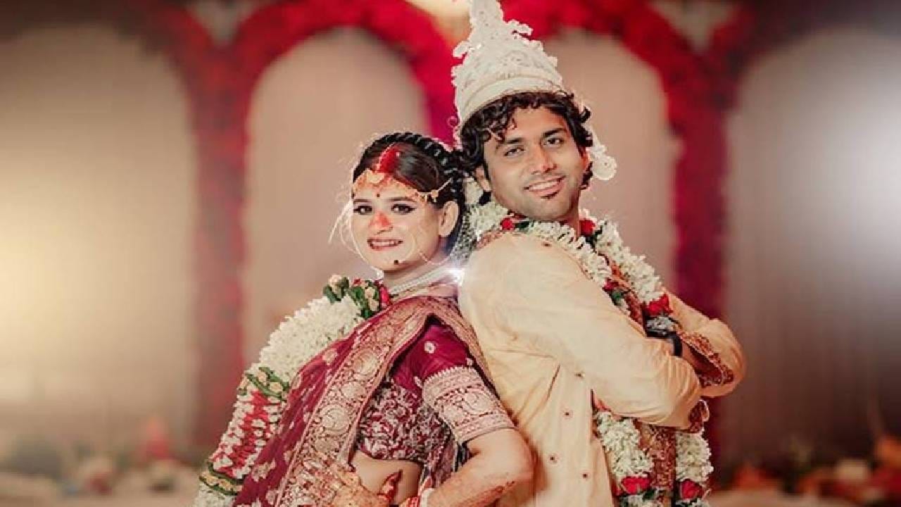 সায়ন-রূপসা: দীর্ঘদিন বন্ধুত্ব, প্রেম তার পর আইনি বিয়ে। চলতি বছরের অক্টোবরে মনের মানুষের সঙ্গে জীবনের নতুন অধ্যায় শুরু করেন। তবে এ বছর আরও একটি সুখবর শুনিয়েছেন তাঁরা। শীঘ্রই মা-বাবা হচ্ছেন রূপসা চট্টোপাধ্যায় এবং সায়ন সরকার।