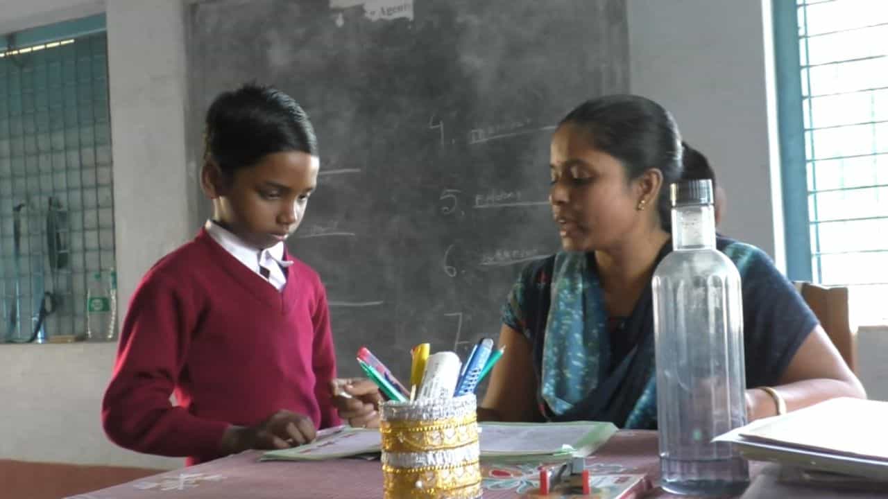 School: স্কুলে পড়ুয়া ১, যত্ন করে তাকেই লেখাপড়া শেখাচ্ছেন ২ শিক্ষক School: স্কুলে পড়ুয়া ১, যত্ন করে তাকেই লেখাপড়া শেখাচ্ছেন ২ শিক্ষক