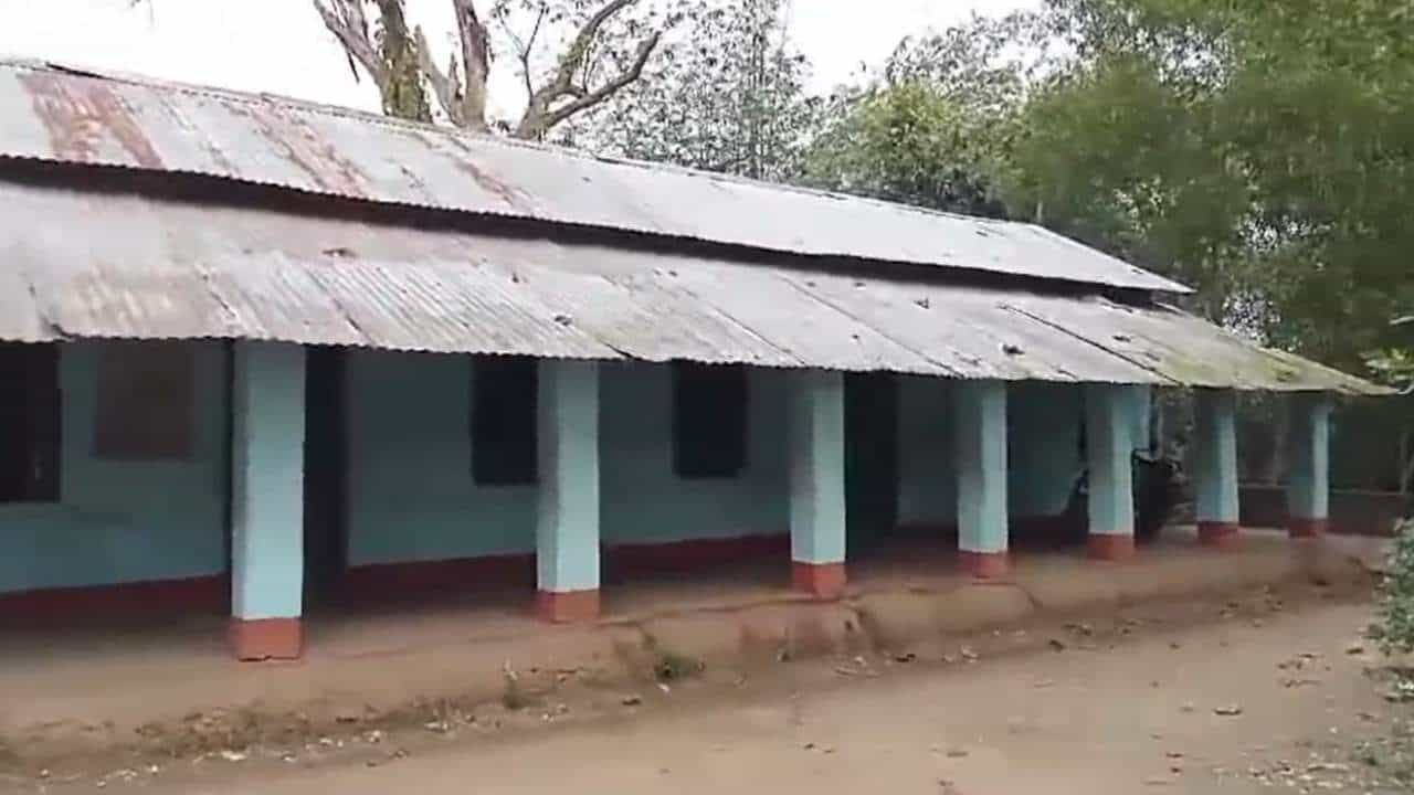 Mid Day Meal: স্কুলে মাত্র দু’জন পড়ুয়া, মিড ডে মিলের হিসাব বলছে ৪৭, দেদার কারচুপি স্কুলে? Mid Day Meal: স্কুলে মাত্র দু’জন পড়ুয়া, মিড ডে মিলের হিসাব বলছে ৪৭, দেদার কারচুপি স্কুলে?