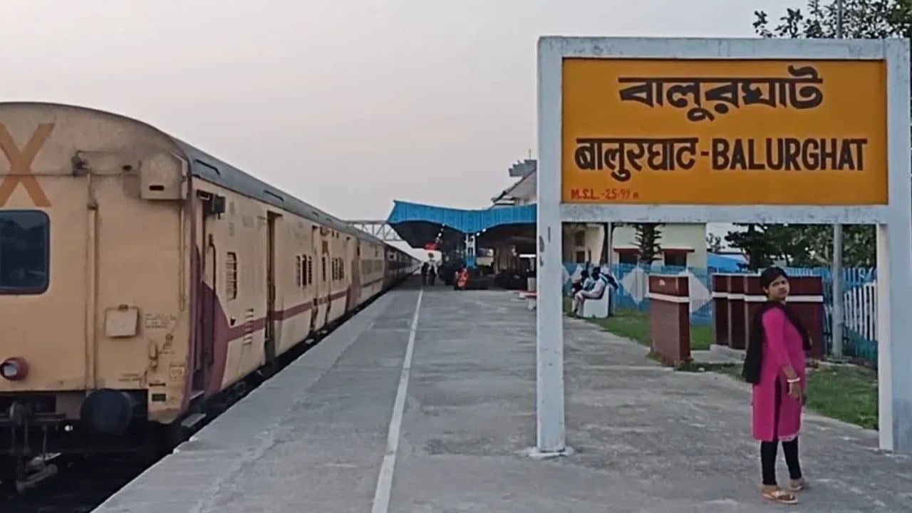 শিয়ালদহ-বালুরঘাট ট্রেনের মধ্যেই রাখা ছিল ওইগুলো, চমকে গেল জিআরপি
