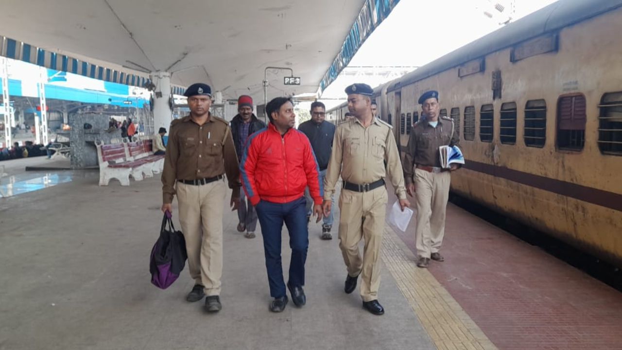 Howrah: দুরন্ত থেকে নেমে প্ল্যাটফর্মে ঘুরছিলেন, ব্যাগের চেন খুলতেই হাওয়ায় উড়ল লক্ষ লক্ষ টাকা!