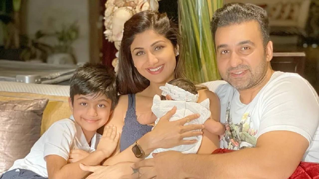  অভিনেত্রী শিল্পা শেট্টিও দুই সন্তানের মা। ৩৭ বছরে প্রথম পুত্র সন্তানের জন্ম দিয়েছিলেন নায়িকা। তার পর ৪৫ বছর বয়সে কন্যা সন্তান আসে তাঁর কোলে। সে সময় অবশ্য সারোগেসির মাধ্যমেই দ্বিতীয় সন্তানকে পৃথিবীতে এনেছিলেন নায়িকা। 