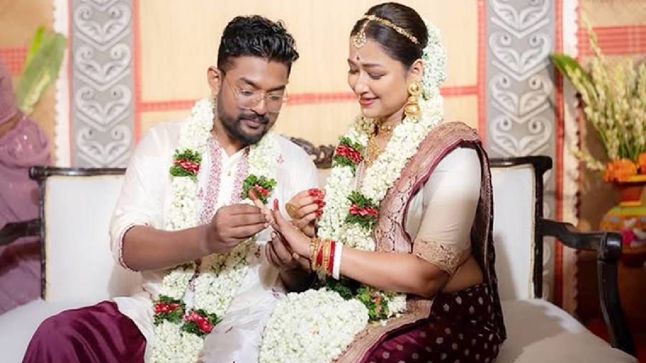শোভন-সোহিনী: তাঁদের বিয়ের আগে বিস্তর বিতর্ক হয়েছে। বিয়ের আগের দিন পর্যন্ত সবটা আড়ালেই রেখেছিলেন। তবে অনেকেই আগে থেকে আন্দাজ করেছিলেন বিয়ের তারিখ। গত ১৪ জুলাই মাসে বিয়ে করেছেন তাঁরা।